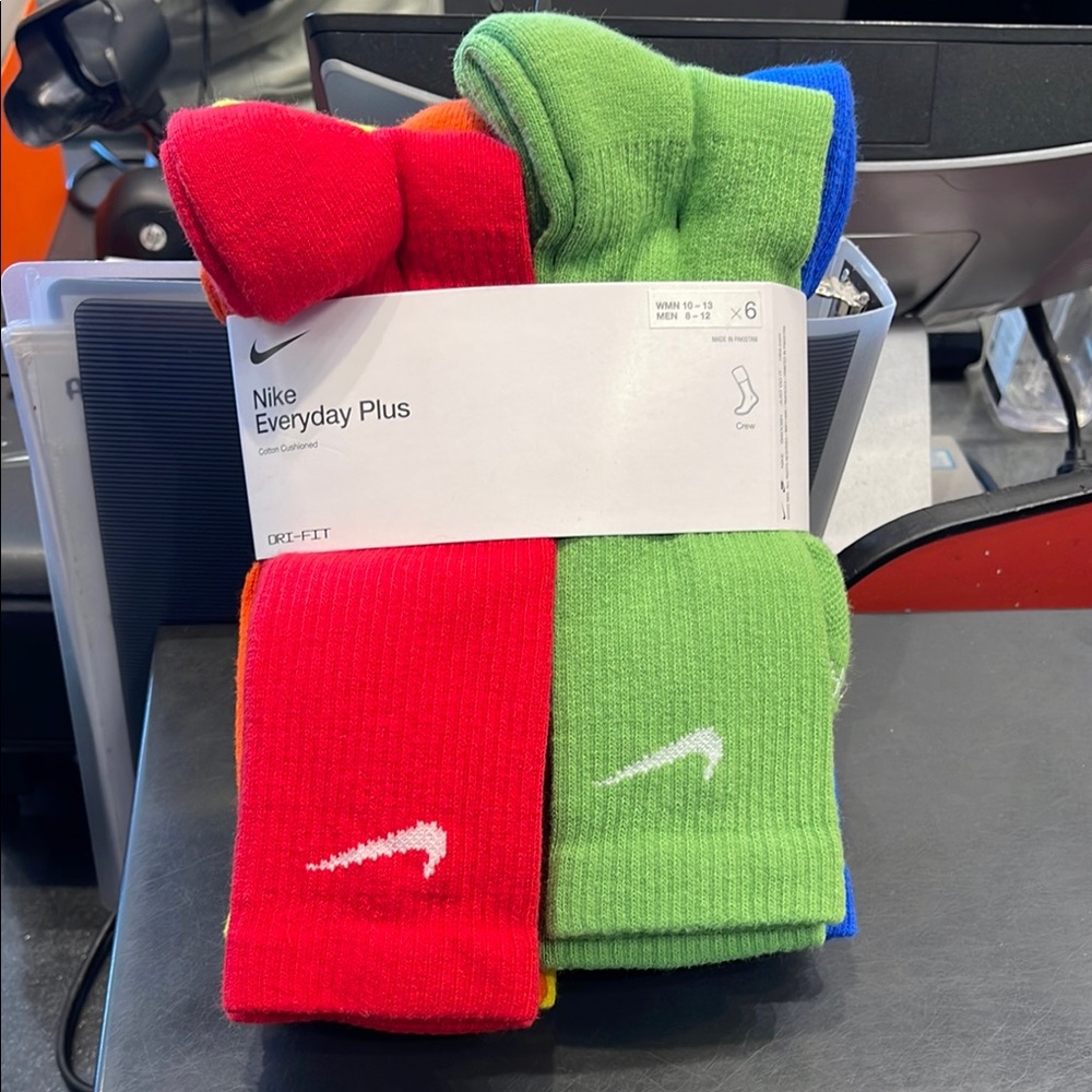 Nike Everyday Plus Cushioned
Training Crew Socks (6 Pairs)